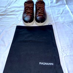 Magnanni
Men's Burnished Leather Low-Top Sneakers